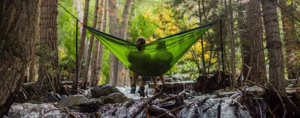 Personnes dans la nature dans une ambiance zen représentant l'énergie