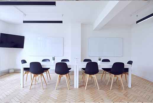 Intérieur de salle de réunion propre et agréable par le feng shui