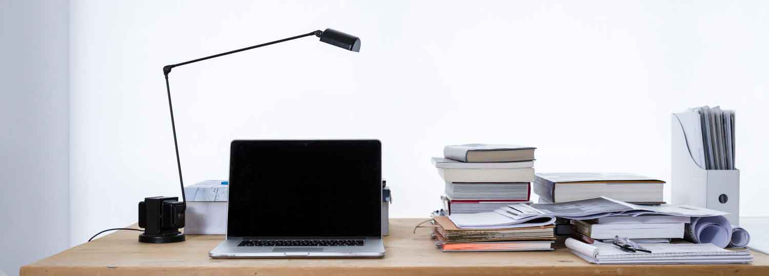 Bureau rangé dans une ambiance Feng Shui, avec livres et ordinateur